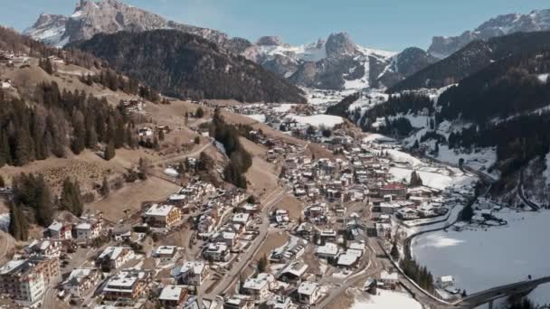 Discendente Drone Girato Sopra Bellissimo Villaggio Montagna Innevato Nelle Dolomiti — Video Stock