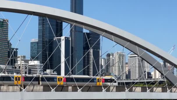 Trein Oversteken Van Rivier Door Merivale Boog Brug Brisbane Stad — Stockvideo