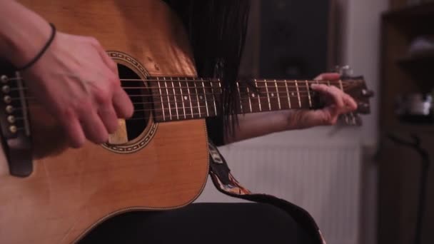 Fille Jouant Guitare Acoustique Vue Rapprochée Main Cueillette Corps Instrument — Video