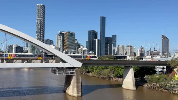 Trein Oversteken Rivier Door Merivale Brug Brisbane Stad Van Noordelijke — Stockvideo