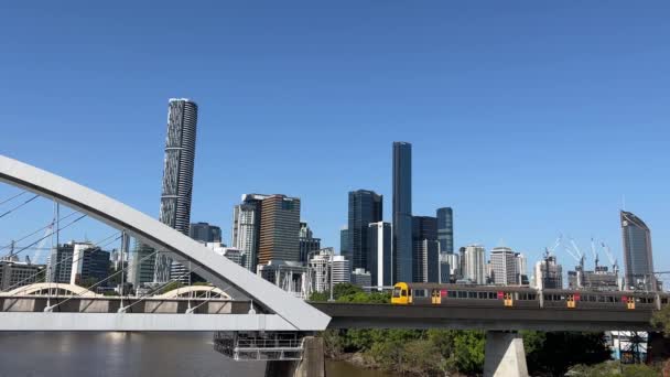 Statisk Bild Järnvägståg Passerar Floden Genom Merivale Bro Brisbane Stad — Stockvideo