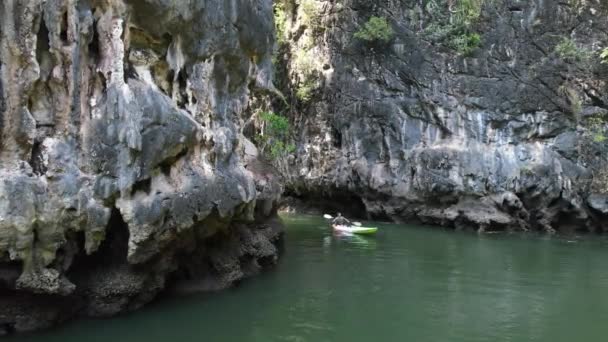 Kajakář Pádlování Řece Thalane Krabi Thajsko Obklopen Vápencových Skal Hor — Stock video