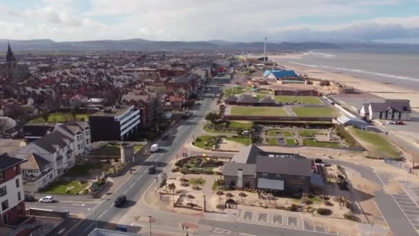 Luchtfoto Van Badplaats Rhyl Die Een Zonnige Lenteochtend Langs Boulevard — Stockvideo