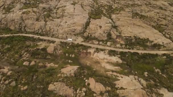 아르헨티나 의산들 사이의 도로에서 흰색밴 운전하고 공중에서 포착되었다 — 비디오