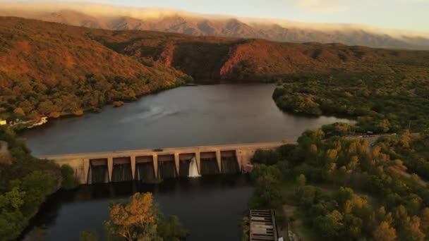 Tama Rzeczna Góry Tle Zachodzie Słońca Wzgórza Cordoba Argentynie Panoramiczny — Wideo stockowe