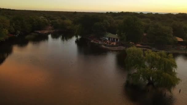 Restaurant River Bank Sunset Cordoba Argentina Aerial Orbiting — ストック動画