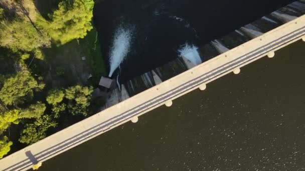 Luchtfoto Grote Dam Stromend Water Wildernis Tijdens Zonsondergang — Stockvideo