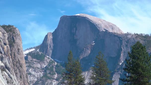 Krásná Half Dome Mountain Sněhem Vrcholu Osvětlení Sluncem Létě Kalifornie — Stock video