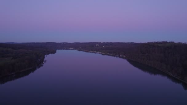 Blaue Stunde Drohnenflug Über Idyllischen See Mit Lila Tönung — Stockvideo