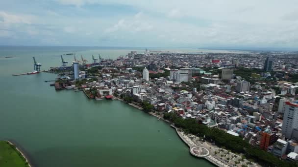 Vista Aérea Ciudad Makassar Sulawesi Indonesia Con Grandes Edificios Puerto — Vídeos de Stock