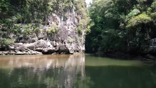 Dron Letící Nízko Nad Řekou Thalane Krabi Thajsko Kameny Lesem — Stock video