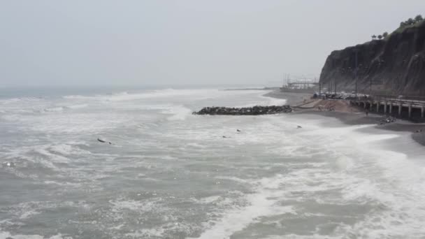 Miraflores Penhasco Costa Verde Praia Movendo Para Trás Drone Uhd — Vídeo de Stock