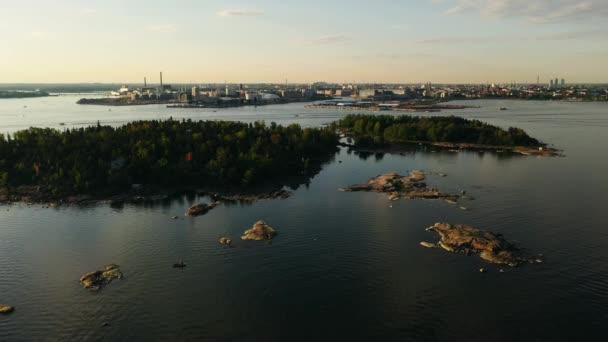 Aerial View Front Pihlajasaari Island Summer Evening Helsinki Tracking Drone — Vídeo de stock