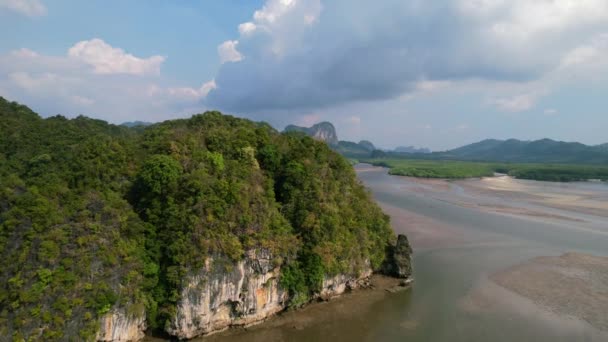 Drone Περνώντας Ένα Ασβεστολιθικό Βουνό Αποκαλύπτοντας Ποτάμι Μαγκρόβια Και Την — Αρχείο Βίντεο