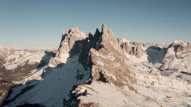 Descendente Drone Tiro Montanha Seceda Dolomitas — Vídeo de Stock