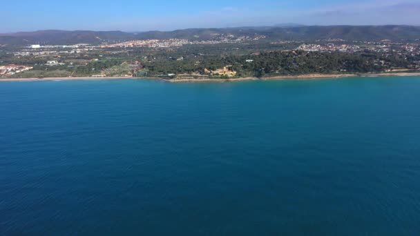 057_Ojra Uas_Coast_Closeup_Aerialview_4K Vista Aérea Frontal Desde Océano Hacia Costa — Vídeos de Stock