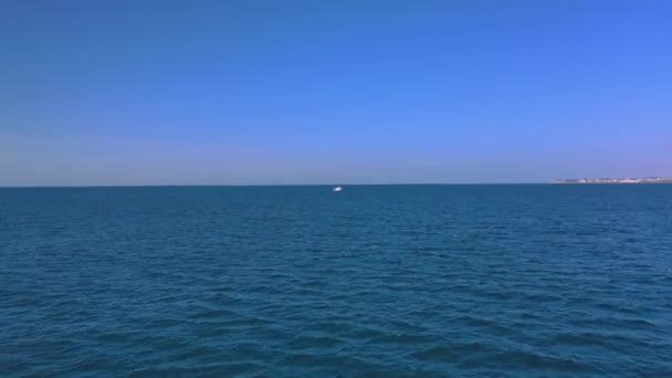 055_Ojra Uas_Sea_Frontaltravelingview_Towards Boat_Sunnyday_4K Traveling Frontally Ocean Search Ship Sunny Day — Vídeo de Stock