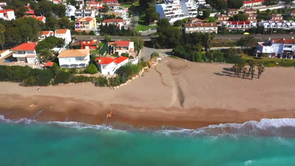 051_Ojra Uas_Beach_Lateraltravelingview_Sunnyday_4K Lateral Traveling Beach Sea Houses Sunny Day — Stok video