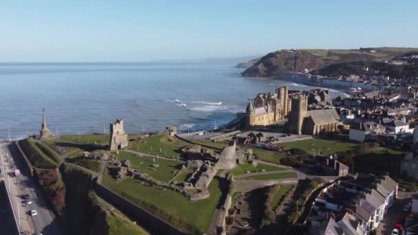 Uma Vista Aérea Cidade Galesa Aberystwyth Mostrando Ruína Castelo Beira — Vídeo de Stock