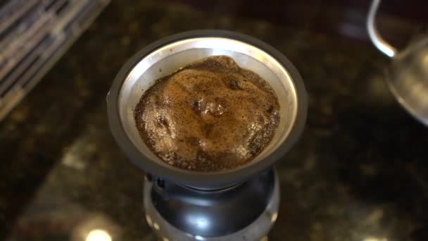Close Top View Pouring Hot Water Coffee Maker Making Coffee — Vídeo de Stock