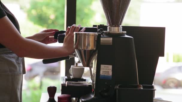 Zamknij Ujęcie Kobiety Robiącej Kawę Restauracji Profesjonalnego Ekspresu Kawy Cafe — Wideo stockowe