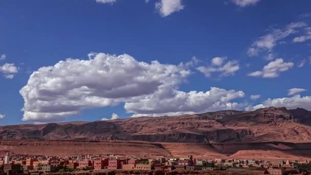 Time Lapse Shot Flying White Clouds Blue Sky Red Mountains — Vídeos de Stock