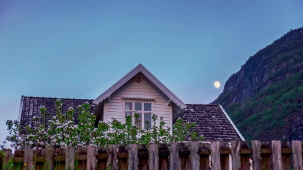 Снимок Восходящей Полной Луны Голубом Ночном Небе Жилым Домом — стоковое видео