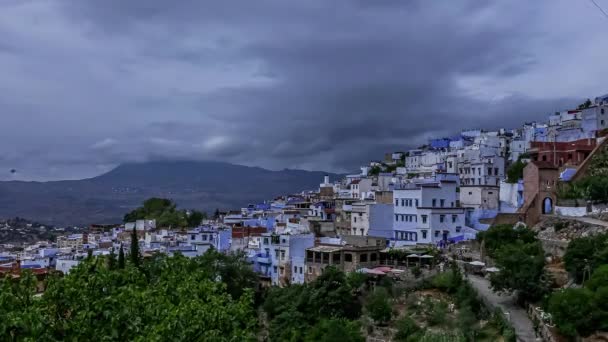 Time Lapse Shot Nubes Oscuras Volando Sobre Ciudad Azul Chefchaouen — Vídeos de Stock