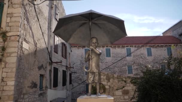 Sibenik的女神像男孩 带着伞 慢动作 — 图库视频影像