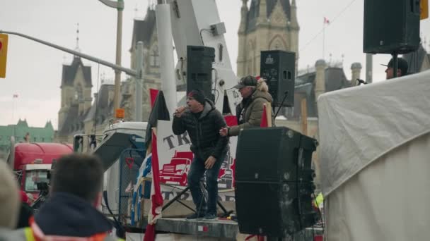 Mannen Praten Het Podium Tijdens Het Vrijheidskonvooi Protesteren Tegen Covid19 — Stockvideo
