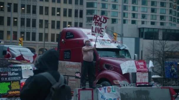 Shirtless Driver Standing Concrete Barrier Hold Line Banner Freedom Convoy — Vídeo de Stock