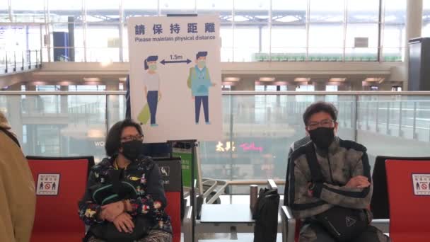 Passageiros Sentam Lado Sinal Lembrando Pessoas Para Manter Distanciamento Social — Vídeo de Stock