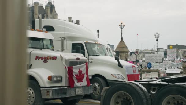 在加拿大渥太华举行的自由竞赛中 悬挂在栅栏上的招贴画和展示加拿大国旗的卡车在抗议 — 图库视频影像