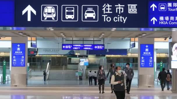 Επιβάτες Φθάνουν Στο Διεθνές Αεροδρόμιο Chek Lap Kok Στο Χονγκ — Αρχείο Βίντεο