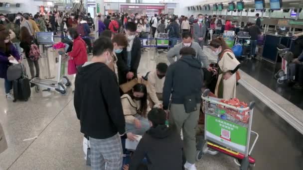 Passengers Wait Line Check Chek Lap Kok International Airport Counter — Vídeo de Stock