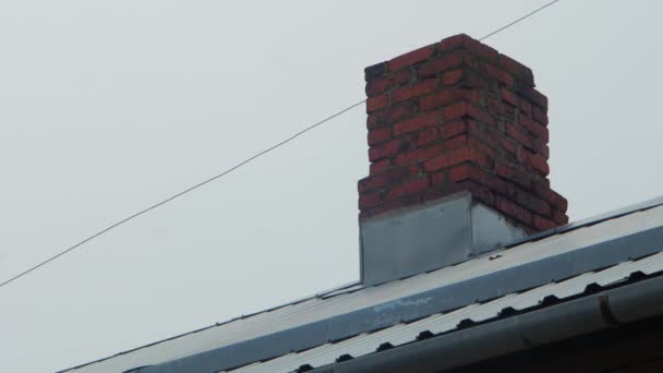 浓烟从住宅大楼的红砖烟囱冒出来 映衬着阴沉沉的天空 灰蒙蒙的秋日 城景屋顶 广角遥不可及 — 图库视频影像