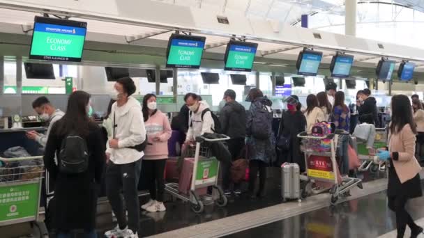 Passagiere Check Schalter Der Fluggesellschaft Auf Dem Chek Lap Kok — Stockvideo