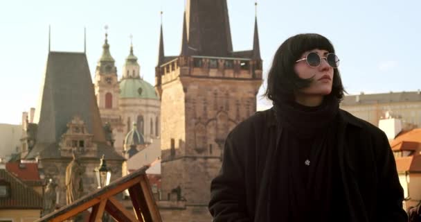 Hipster Mulher Olhando Redor Charles Bridge Praga Arquitetura Fundo Vista — Vídeo de Stock