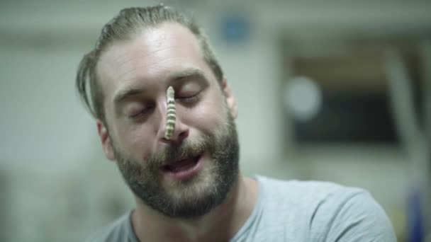 Funny Man Berbicara Dengan Ulat Sutra Pada Hidung Nya — Stok Video