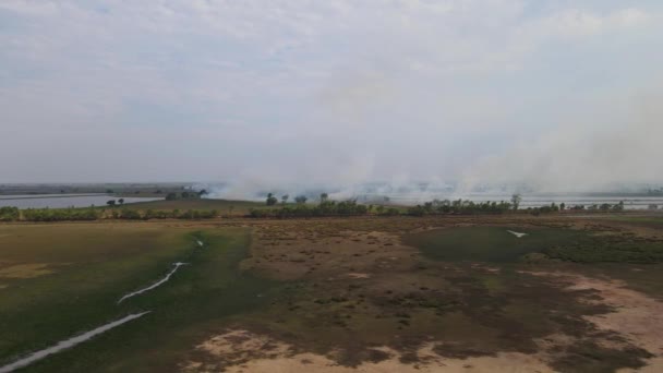 Glisând Imaginile Aeriene Din Dreapta Ale Terenurilor Agricole Care Ard — Videoclip de stoc