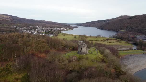 Eine Luftaufnahme Von Dolbadarn Castle Einem Bewölkten Tag Fliegend Von — Stockvideo