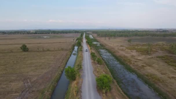 Descending Aerial Footage Truck Moving Farmland Road Pak Pli Nakorn — Vídeo de Stock