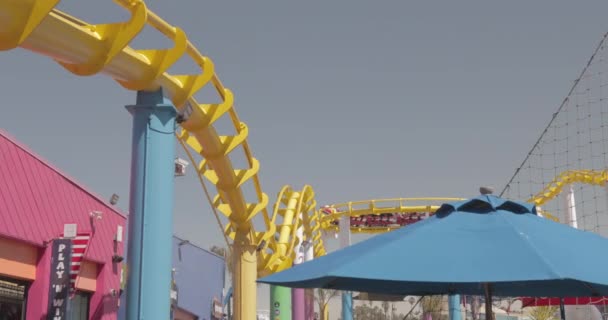 Santa Monica Pier Roller Coaster Cruises Sunny Day — стокове відео