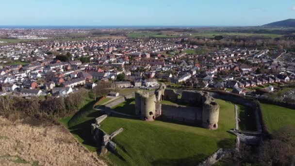 Uma Vista Aérea Castelo Rhuddlan Uma Manhã Ensolarada Primavera Voando — Vídeo de Stock