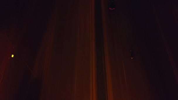 Luftaufnahmen Die Sich Nachts Über Belebte Stadtstraße Der Stadt Bewegen — Stockvideo