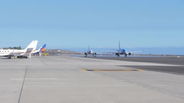 Airplane Drives Taxiway Tenerife Airport — стокове відео