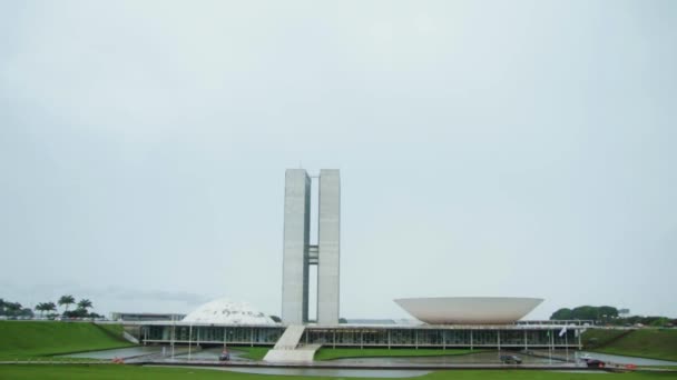 View Brazilian Congress Building Brasilia Rainy Cloudy Day Green Grass — Stockvideo