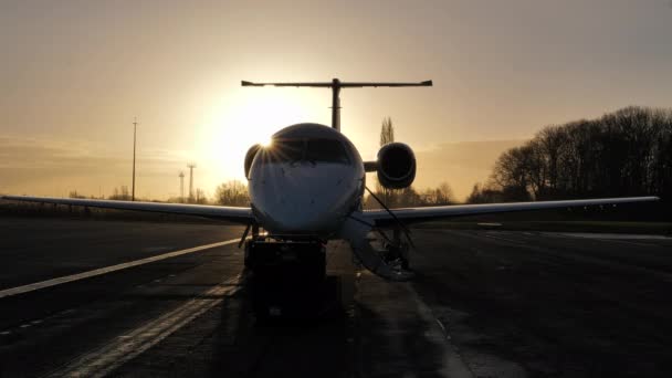 E135 Twin Motor Avião Jato Estacionado Aeroporto Avental Pôr Sol — Vídeo de Stock
