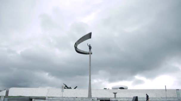 Juscelino Kubitschek Memorial Monument Brasilia Wide Shot Cloudy Day Tilt — стоковое видео