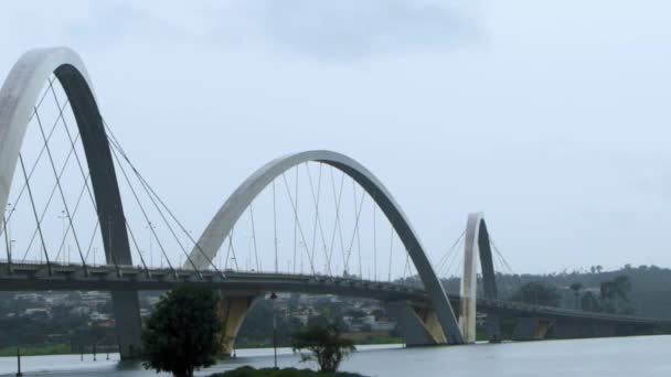 Juscelino Kubitschek Bridge Brasilia Close View Cloudy Day Brasilia Pan — Stock video